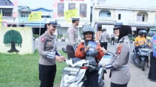 Satlantas Polresta Banyuwangi Bagikan Makan Siang dan Edukasi Keselamatan di Jalan Ketapang
