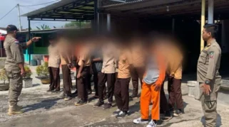 Satpol PP Banyuwangi Tertangkap Dua Pelajar Bolos Sekolah di Kawasan Pesisir