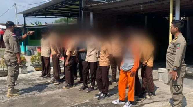 Satpol PP Banyuwangi Tertangkap Dua Pelajar Bolos Sekolah di Kawasan Pesisir