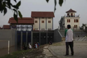 SBY Lukis Bengawan Solo di Pintu Air Demangan, Momen Santai Bersama Anak Muda Jadi Sorotan