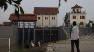 SBY Lukis Bengawan Solo di Pintu Air Demangan, Momen Santai Bersama Anak Muda Jadi Sorotan