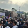 Serukan Keadilan Iklim, Mahasiswa dan WALHI Gelar Kemah Kreatif di Depan Gedung DPR RI
