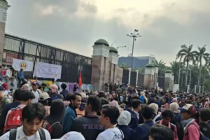 Serukan Keadilan Iklim, Mahasiswa dan WALHI Gelar Kemah Kreatif di Depan Gedung DPR RI