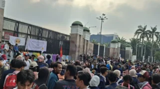 Serukan Keadilan Iklim, Mahasiswa dan WALHI Gelar Kemah Kreatif di Depan Gedung DPR RI