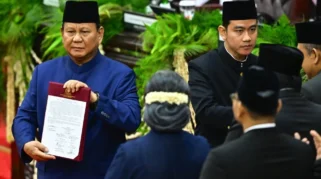 Seskab Teddy Temui Gibran Selama 1,5 Jam di Istana Wapres, Pembahasan Fokus pada Koordinasi Kebijakan Nasional