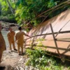 Siswa di Jubung Terpaksa Naik Raket Seberangi Sungai, Jembatan Gantung Rusak