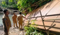 Siswa di Jubung Terpaksa Naik Raket Seberangi Sungai, Jembatan Gantung Rusak