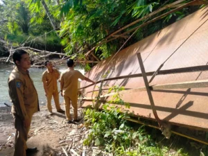 Siswa di Jubung Terpaksa Naik Raket Seberangi Sungai, Jembatan Gantung Rusak