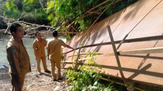 Siswa di Jubung Terpaksa Naik Raket Seberangi Sungai, Jembatan Gantung Rusak