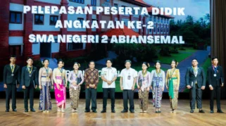 SMAN 2 Liwa Lepas 187 Siswa Kelas XII, Kepala Sekolah Budi Wiryawan Tekankan Peran Sebagai Contoh Masyarakat