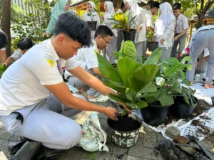 SMPN 1 Kunjang Gelar Aksi Tanam Lidah Buaya, Perkuat Kebersamaan Siswa dan Guru