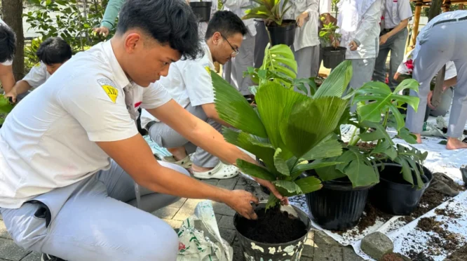 SMPN 1 Kunjang Gelar Aksi Tanam Lidah Buaya, Perkuat Kebersamaan Siswa dan Guru