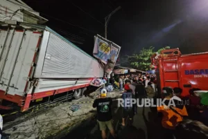 Sopir Truk Kontainer Meninggal, Tiga Korban Luka Parah dalam Kecelakaan Beruntun di Silayur, Semarang