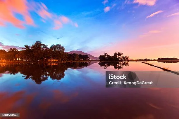 Spot Foto Sunset dan Refleksi Air