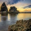 Spot Foto Sunset Paling Ikonik di Pantai Tanjung Layar