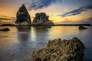Spot Foto Sunset Paling Ikonik di Pantai Tanjung Layar