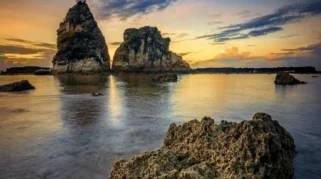 Spot Foto Sunset Paling Ikonik di Pantai Tanjung Layar