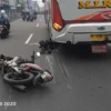 Tabrak trotoar, pemotor di Jakbar jatuh lalu tewas terlindas bus