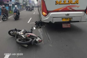 Tabrak trotoar, pemotor di Jakbar jatuh lalu tewas terlindas bus
