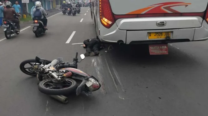 Tabrak trotoar, pemotor di Jakbar jatuh lalu tewas terlindas bus