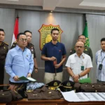 TAMPANG Enjang Saat Ditangkap, TNI Gadungan Tipu Pedagang Telur Hingga Rugi Rp7 Juta, Ngaku Kapten