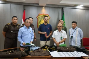 TAMPANG Enjang Saat Ditangkap, TNI Gadungan Tipu Pedagang Telur Hingga Rugi Rp7 Juta, Ngaku Kapten