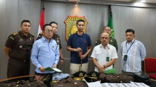 TAMPANG Enjang Saat Ditangkap, TNI Gadungan Tipu Pedagang Telur Hingga Rugi Rp7 Juta, Ngaku Kapten