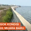 Tanggul Pantai Muara Baru Dilengkapi Beton Raksasa Penahan Air Laut