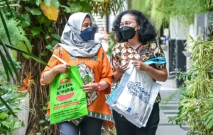 Tekan Penggunaan Kresek, PDI Perjuangan Jember Bagikan 1.000 Tas Belanja Gratis di Tiga Pasar Tradisional
