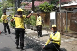 Tiang Pemancar Roboh Timpa Dua Rumah di Jakarta Barat, Dinas Bina Marga Lakukan Penanganan Cepat