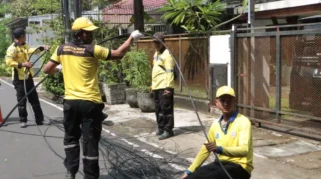 Tiang Pemancar Roboh Timpa Dua Rumah di Jakarta Barat, Dinas Bina Marga Lakukan Penanganan Cepat