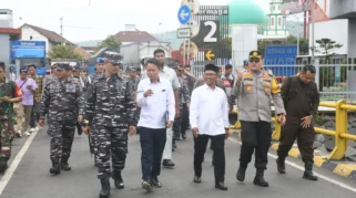 TNI AL Lanal Banyuwangi Kirim 130 Personel Atasi Kemacetan Arus Balik di Ketapang