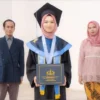 Toga Sempurna untuk Ayah Ibu di Surga: Kisah Haru Tria Fenda Wisudawati dengan IPK 3,99 di Unmuh Jember