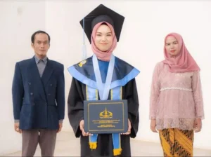 Toga Sempurna untuk Ayah Ibu di Surga: Kisah Haru Tria Fenda Wisudawati dengan IPK 3,99 di Unmuh Jember