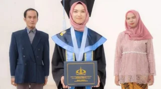 Toga Sempurna untuk Ayah Ibu di Surga: Kisah Haru Tria Fenda Wisudawati dengan IPK 3,99 di Unmuh Jember