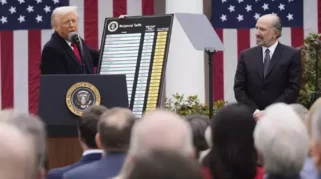 Trump Ancaman Tarif 50 Persen untuk Negara Pemasok Senjata Iran