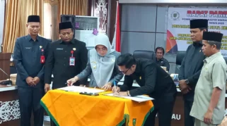 Wagub Kalbar Tantang KDM Perbaiki Jalan dengan APBD Rp6 Triliun, Dapat CSR Rp239 Juta untuk DKM
