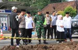 Wakil Gubernur Jawa Timur Tinjau Pelebaran Jalan di Kabupaten Malang, Pastikan Proyek Lancar
