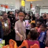 Wapres Gibran Ajak Mama Papua Berbelanja di Supermarket pada Hari Kartini