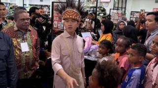 Wapres Gibran Ajak Mama Papua Berbelanja di Supermarket pada Hari Kartini