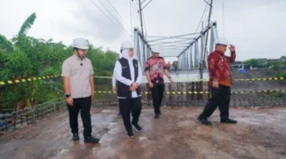 Warga Masih Melintas di Proyek Jembatan Sentong, Bondowoso