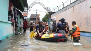Warga Sukoharjo Keluarkan Kasur dan Perabotan Usai Banjir Tercampur Oli, Kompensasi Dijanjikan PO SAN
