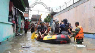Warga Sukoharjo Keluarkan Kasur dan Perabotan Usai Banjir Tercampur Oli, Kompensasi Dijanjikan PO SAN