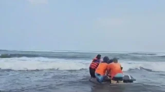 Wisatawan Hilang Saat Coba Surfing di Pantai Parangtritis, Tim SAR Lakukan Pencarian Intensif
