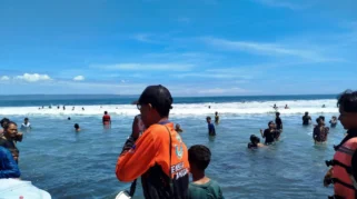 Wisatawan Kencong Tewas Tergulung Ombak di Pantai Paseban saat Libur Lebaran