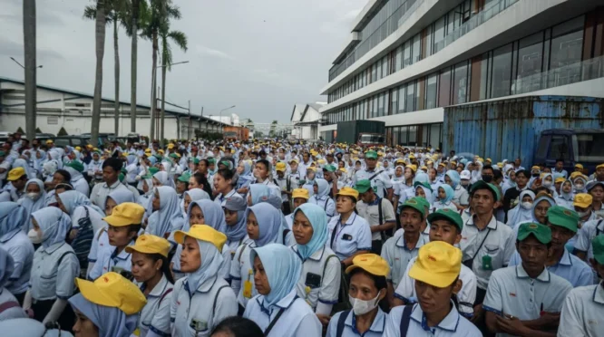 1.600 Buruh Pabrik Mainan di Sragen Di-PHK, Buruh Indomaret Demo Tuntut Upah Lembur Dibayar Penuh