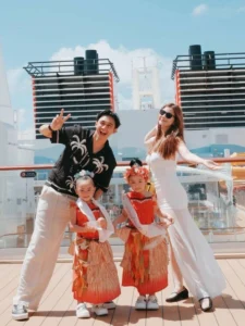 10 Potret Keluarga Felicya dan Hito Naik Disney Cruise Singapore