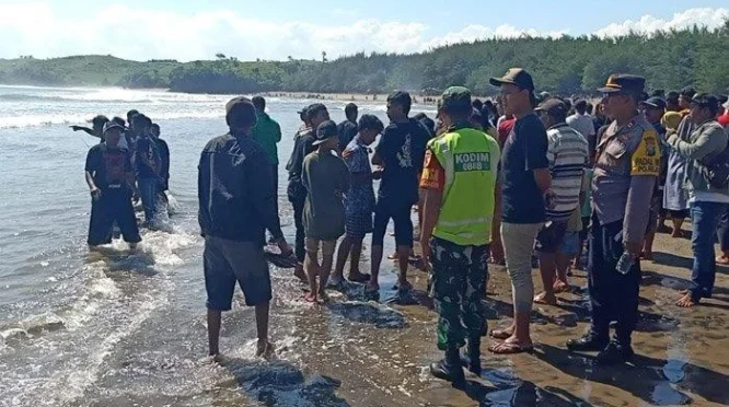 31 Wisatawan Asal Surabaya Diserang OTK di Pantai Wediawu Malang Positif Narkoba