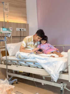 7 Potret Teuku Ryan Dirawat di RS dan Ditemani Moana, Semangat Sembuh!