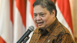 Airlangga Pastikan Kebijakan Ekspor Komoditas SDA Strategis Berjalan Bertahap